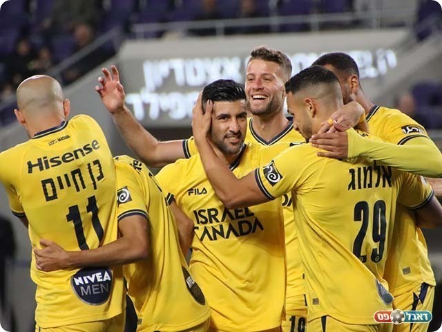 שחקני מכבי ת"א חוגגים עם ריקן (בן מלניק)